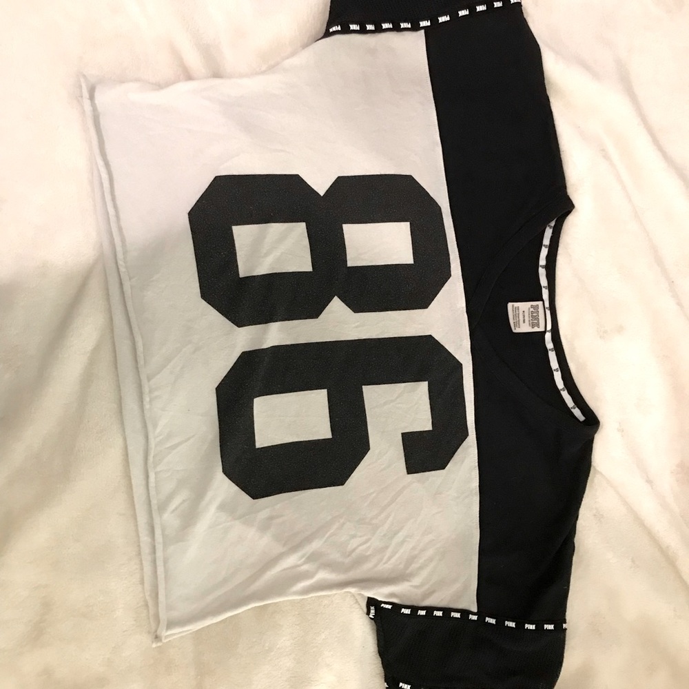 Pink/Victoria’s Secret. V-neck tee